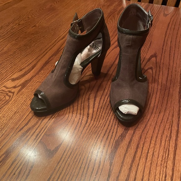 SOFFT leather T-strap booties taupe 10M w/ beautiful black heel. SHARP & sexy. - Picture 2 of 8